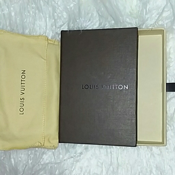 Louis Vuitton sml box/dust cover and old keychain - Picture 2 of 3